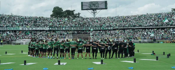 El plantel realizó un entrenamiento a puertas abiertas, dónde se vieron carteles con mensajes de aliento al equipo verde.