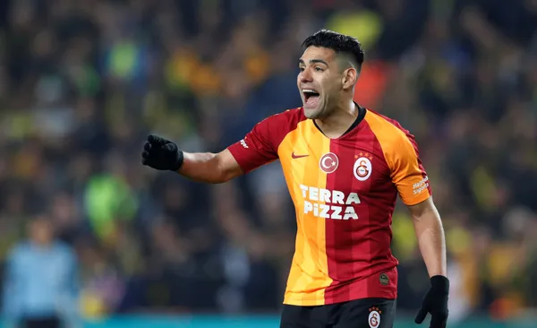 El portal turco Sporx afirmó en las últimas horas que Radamel Falcao pese a que ha negociado con varios equipos no ha podido llegar a un acuerdo económico que beneficie su salida del club. Existe la posibilidad de que continúe en el Galatasaray por lo que resta del año 2021. Falcao tiene también otro motivo personal que complica su salida del club.