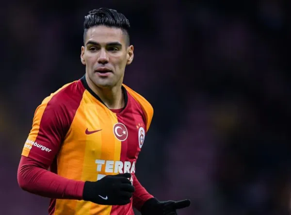 El presidente del Galatasaray, Burak Elmas, reveló lo que verdaderamente gana Radamel Falcao, el colombiano percibe $9.5 millones de euros al año. Una cifra que en teoría duplica lo que se pensaba que ganaba Falcao anualmente, hay costos adicionales que cobra Falcao y que hacen hacen inviable su estadía en el club.