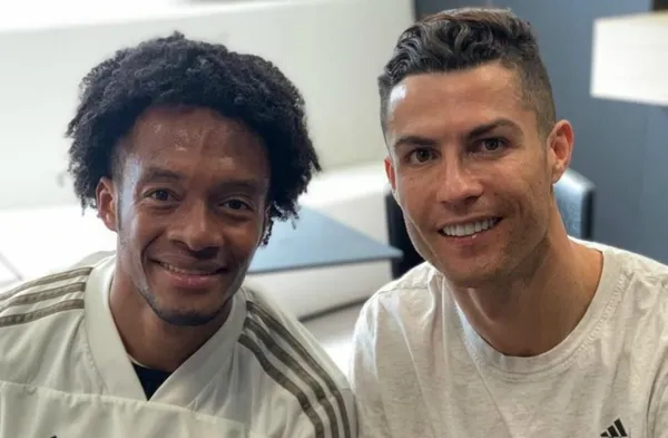 El primer jugador de la Juventus en darle la bienvenida a Cristiano Ronaldo a la Juventus en el año 2018, fue Juan Guillermo Cuadrado. El colombiano tenía 3 años usando la dorsal 7 y al llegar Ronaldo se la cedió como un gesto de respeto a su nuevo compañero. Cristiano le agradeció personalmente ese gesto e incluso le pidió disculpas por algo en ese momento.