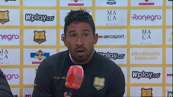 El talentoso jugador tuvo un duro cruce con el entrenador escarlata durante el partido.