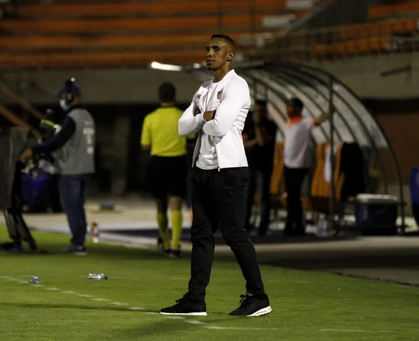 El técnico pide refuerzos sin importar si Borja y Teófilo continúen o no en el plantel, se conoce un nombre.