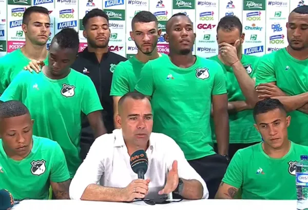 El venezolano Rafael Dudamel pende de un hilo en el Deportivo Cali y su última rueda prensa generó polémica por la imagen que proyectó.