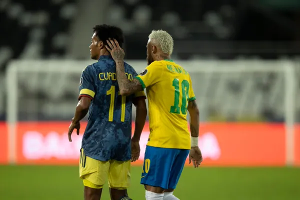 El volante colombiano recibió la tarjeta amarilla por un supuesto codazo sobre el brasileño.