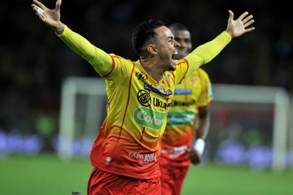 El volante pasó por el club embajador donde estuvo mucho tiempo lesionado y por este motivo no pudo tener oportunidad en el equipo.