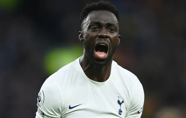 El zaguero colombiano anotó en la reciente victoria del Tottenham, silenció a sus críticos y sorprendió ver sus declaraciones en el post partido, Davinson domina el inglés como pocos cafeteros en el exterior.