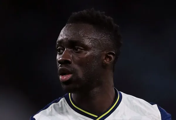 El zaguero colombiano está por salir del Tottenham de Inglaterra y desde Italia le hacen guiños, aunque el precio es el problema.