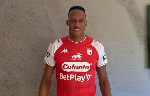 El zaguero colombiano recibió un detalle significativo del elenco “Cardenal” en la previa del partido de Colombia contra Ecuador.