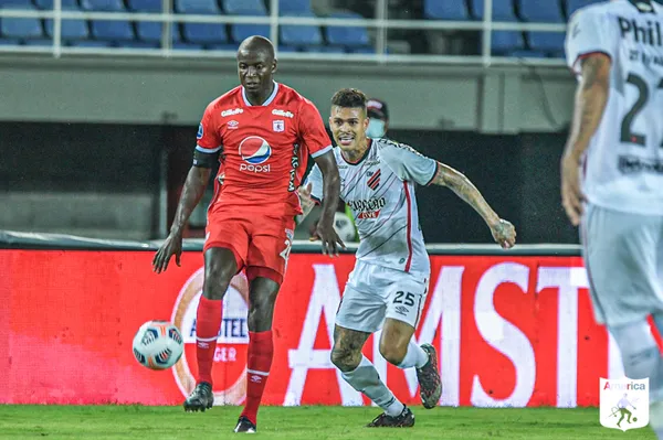 Emerson Batalla sigue sin dar la talla en el América de Cali y Juan Carlos Osorio arriesga mucho al seguir dándole oportunidades. Cristian Rodríguez que es un juvenil al igual que Batalla puede aportar mucho más al equipo solo dándole la mitad de minutos que recibe Emerson por juego. El cuadro “Escarlata” tiene un gran problema en el próximo partido.