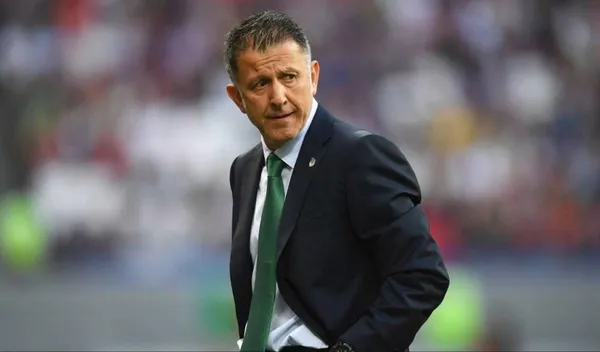 En Atlético Nacional ya se plantean el reemplazo de Juan Carlos Osorio si no consigue resultados.
Aunque Atlético Nacional derrotó a Envigado, la estabilidad de Juan Carlos Osorio no está asegurada, y en la directiva analizan varias opciones para el banquillo verdolaga.
Si bien apareció el nombre de Leonel Álvarez como una de las opciones fuertes, a la interna del club y la hinchada tiene el deseo de convencer a otro entrenador ganador y comprobado en el balompié colombiano.
