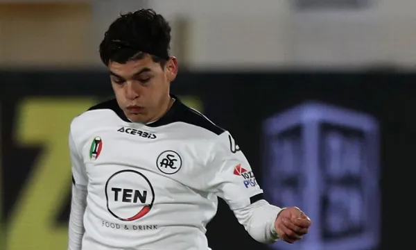 En el fútbol italiano se vivió una situación curiosa que terminó en tarjeta roja donde se vió envuelto un jugador colombiano