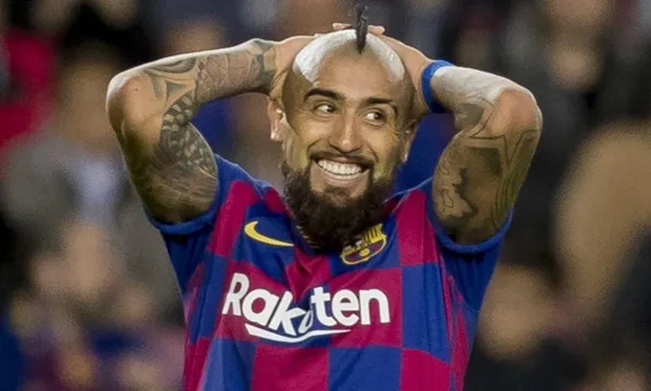 En FC Barcelona no aprovechan el talento de Arturo Vidal y ya le comunicaron que saldrá del club, ahora el chileno tiene 4 posibles destinos y son clubes Gigantes de Europa