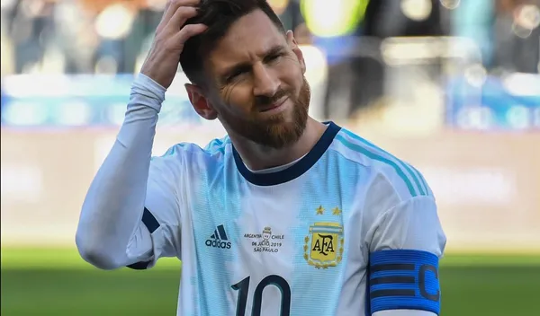 En pleno partido, al argentino fue insultado por este referentes, la conducta antideportiva que dejó loco hasta al propio Lionel Messi.