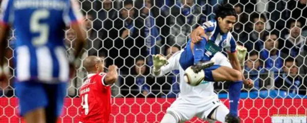 En una encuesta realizada por 'O Jogo' los usuarios escogieron el gol de 'El Tigre' contra Benfica en 2010 como el mejor de Porto en el nuevo milenio.