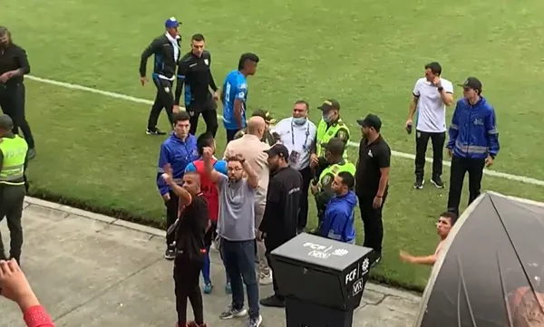 Es clásico joven tuvo más que fútbol, un directivo de Águilas protagonizo una acalorada discusión en medio tiempo.