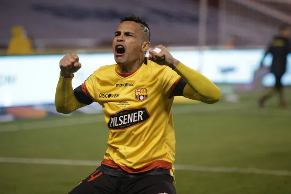 Estando a una firma, Jonatan Álvez se puede quedar fuera de Atlético Nacional por este dinero