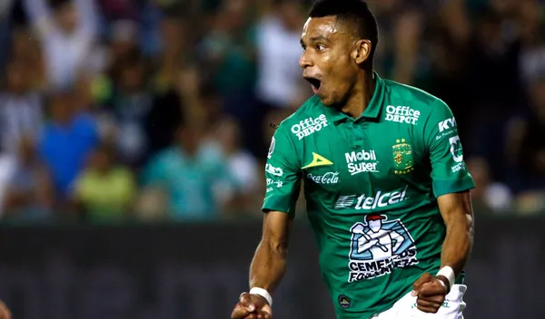 Este cantante no pudo evitar mostrar los colores del equipo que apoya de la Liga MX donde limita el colombiano.