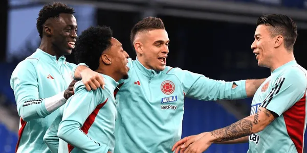 Este futbolista de la Selección Colombia está incursionando en el mundo de la moda, modelando los productos de su propia tienda.