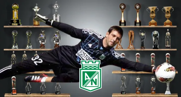 Gastón Pezzuti atajando para Atlético Nacional, de fondo los títulos que obtuvo el club verdolaga. FOTO: 'X'