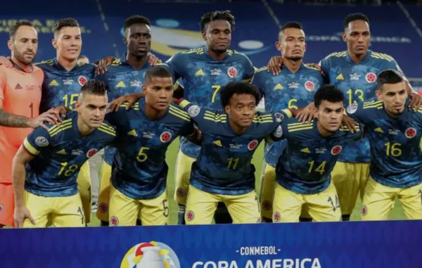 Hay futbolistas colombianos que al parecer no le hacen ni un gol al arcoiris.