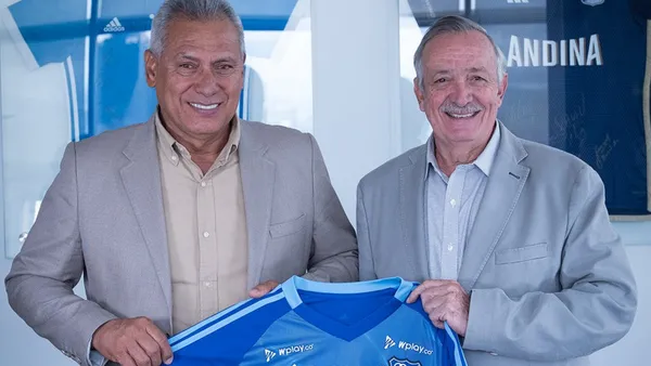 Hernán Torres ya posa con Enrique Camacho en las oficinas de Millonarios Foto: MFC