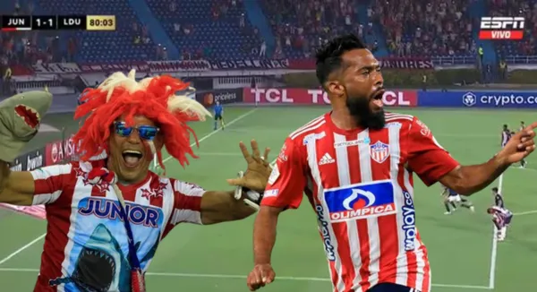 Hincha del Junior, al lado Luis Daniel González. FOTO: ESPN y La República