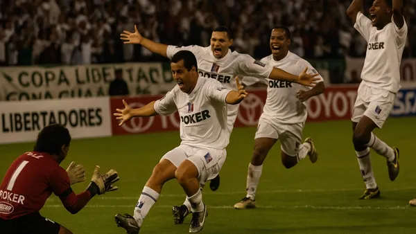 Hoy recordamos la Copa Libertadores del 2004 y te traemos algunos datos curiosos de la consagración del Once Foto: Creada con Chat GPT
