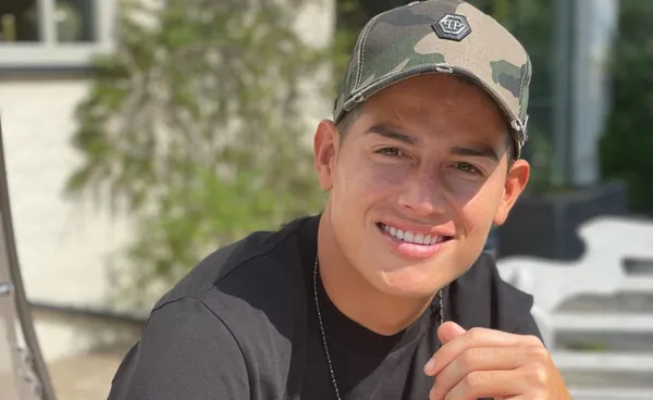 James Rodríguez por segunda vez consecutiva fue excluido de la Selección Colombia por parte de Reinaldo Rueda. James no estará en los juegos de septiembre de las Eliminatorias Sudamericanas rumbo a Qatar 2022. Rodríguez este miércoles, 25 de agosto de 2021, se dejó ver en las redes sociales al subir una foto suya sonriendo, sentado en el jardín de su casa y colocó la siguiente frase: "Buenos días", ese texto corto lo acompañó con tres emojis. Esa publicación generó miles de opiniones por parte de los hinchas.