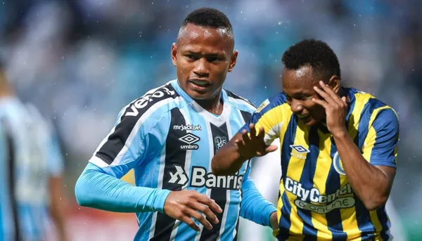 Jaminton Campaz con la camiseta de Gremio y Rosario Central.