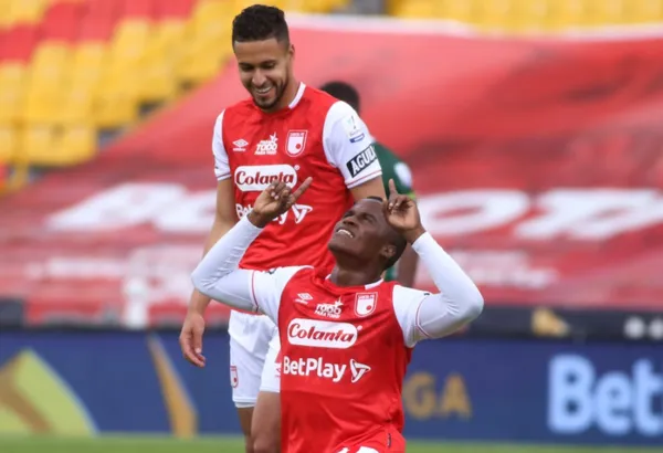 Jhon Arias actualmente juega como mediocentro ofensivo en el Independiente Santa Fe y su equipo está negociando su posible pase al Fluminense de Brasil. La cifra del pase según el portal Gol Caracol estaría cotizada en $600 mil euros. El cuadro “Cardenal” desea concretar la venta de Arias para poder obtener ese dinero que ayudaría mucho a las finanzas del club.