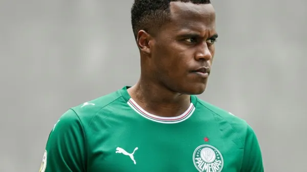 Jhon Arias cerca de Palmeiras