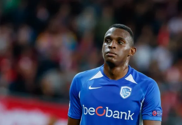 Jhon Lucumí acaba de subir su precio y su valor de mercado pasó de $9 a $11 millones de euros. Actualmente juega como defensor central en el KRC Genk de Bélgica y tiene 3 ofertas de los siguientes clubes para irse a jugar en este mercado de pases: Borussia Dortmund de Alemania, Atalanta de Italia y el Real Betis de España. Solo tiene un problema para salir del club.