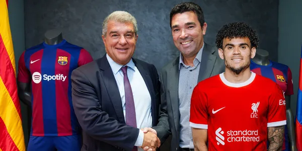 Joan Laporta y Deco estrechando las manos en el FC Barcelona