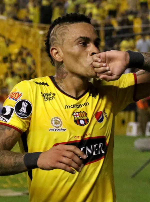 Jonatan Álvez se unió a los entrenamientos en Atlético Nacional y así le fue con Guimaraes