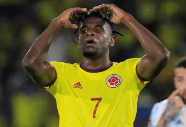 Juan Camilo Hernández a sus 22 años ya comenzó a brillar con el Watford de la Premier League de Inglaterra y todo apunta a que pueda ser uno de los próximos delanteros que convoque Reinaldo Rueda a la Selección Colombia. Hernández sería el reemplazo de un Duván Zapata que a sus 30 años no ha dado la talla en Colombia, puesto que, solo consume minutos de juego y no hace goles.