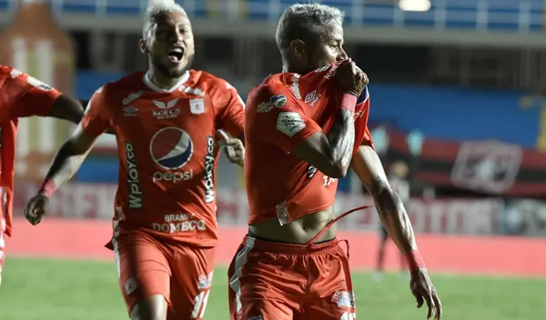 Juan Cruz Real tiene una propuesta millonaria desde la MLS y mira el jugador que no ve con malos ojos su salida de América junto al DT.