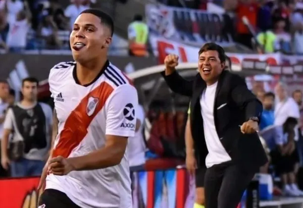 Juan Fernando Quintero tendrá que bajarse su sueldo en un 80% de lo que gana en China para poder regresar al River Plate de Argentina y el “10” tiene motivos de sobra para abandonar Asia.