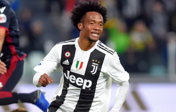 Juan Guillermo Cuadrado no deja de ser un personaje que siempre sorprende a todos en la Juventus, ya sea por sus grandes jugadas o por algunos hechos que roban sonrisas a los hinchas. Cuadrado aprovechó la ocasión para felicitar a su compañero de equipo Weston McKennie, quien cumplía años. Juan Guillermo subió una historia a Instagram y colocó una foto del comediante Gary Coleman, en alusión a que se parecía a él y dejó la siguiente frase en donde etiquetó a McKennie: “Feliz cumpleaños bigbroo", con unos emojis de celebración. Cuadrado también ha reaccionado por la salida de Cristiano Ronaldo de la Juventus.