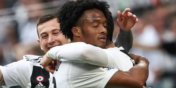 Juan Guillermo Cuadrado no deslumbra a todos sus compañeros en la Juventus y mira quién quiere que resbale para que lo terminen sacando