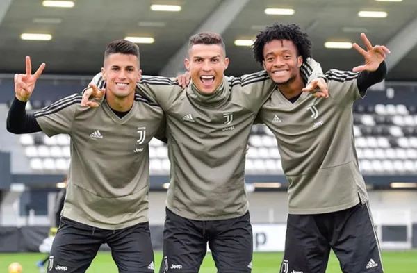 Juan Guillermo Cuadrado estará entre los invitados especiales de Cristiano Ronaldo en la cena de despedida que organizará el portugués en Italia antes de irse al Manchester United de Inglaterra. Cuadrado es uno de los amigos exclusivos de Ronaldo, a está reunión privada se sumarán otros jugadores de la Juventus y personalidades de la sociedad italiana.