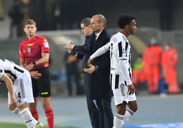 Juan Guillermo Cuadrado fue sustituido de manera sorpresiva y el gesto de saludo entre él y Massimiliano Allegri no fue para nada agradable a la vista de todos.