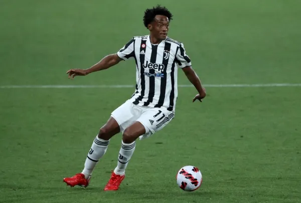 Juan Guillermo Cuadrado negocia su renovación con la Juventus pero no logran llegar a un acuerdo.