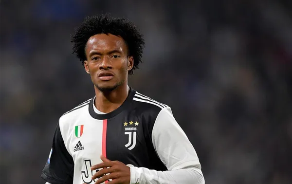 Juan Guillermo Cuadrado a sus 33 años no deja de hacer historia en Italia y llegó a la cifra récord de 300 partidos jugados en la Serie A. Cuadrado debutó el 1 de noviembre de 2009 con Udinese, ha pasado por varios equipos y actualmente juega en la Juventus. Fue un día especial para el colombiano, pero no del todo, porque perdieron un gol por cero contra el Empoli y fue el primer partido sin la presencia de Cristiano Ronaldo en el equipo. Cuadrado con ese nuevo récord está cerca de superar a otros de sus paisanos que han pasado por el fútbol italiano.