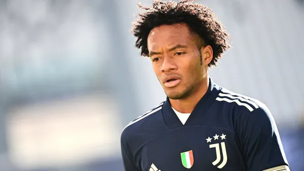 Juan Guillermo Cuadrado tuvo un verdadero dolor de cabeza con Pedri, el jugador de 17 años que le pegó un baile al colombiano y esto dijo Ronald Koeman.