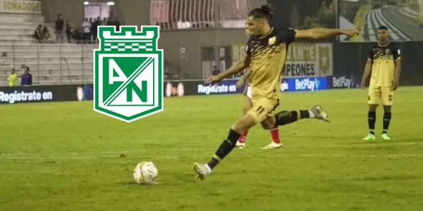 Jugador de Águilas Doradas ejecutando un tiro penal.