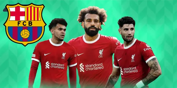 Jugadores del Liverpool de Inglaterra y el escudo del FC Barcelona