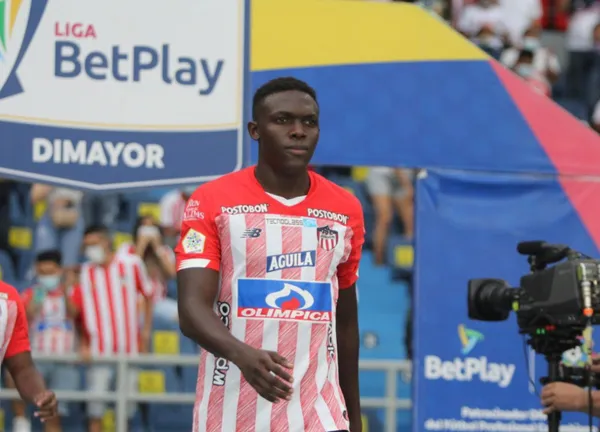 Junior FC anunció la contratación de un nuevo defensor central, se trata de Alfonso Simarra, quien viene del Barranquilla FC. Este sería el séptimo refuerzo que hace el equipo en este mercado de pases. El cuadro "Tiburón" evalúa qué hacer con Germán Mera a corto plazo.