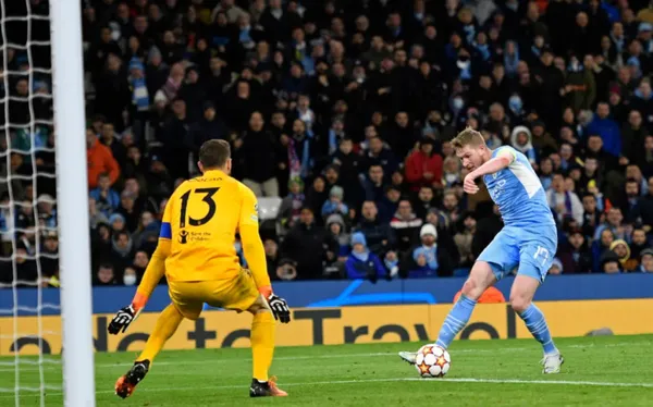 Kevin De Bruyne anotó el gol que tiene en ventaja a los ingleses con ventaja en la serie.