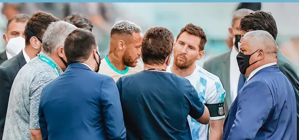 La Agencia Nacional de Vigilancia Sanitaria de Brasil y la Policía Federal de Brasil, acaban de interrumpir el partido entre la Selección Brasil y la Selección Argentina, para capturar y deportar a cuatro jugadores argentinos que al parecer habrían mentido en las preguntas inmigración por temas de la pandemia.