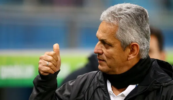 La cadena de malos resultados tiene al estratega en la cuerda floja, pero más allá de lo hecho en la cancha, hay condiciones de contrato, que frenan una salida del DT.